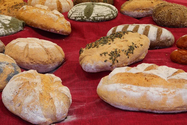 Много Хлеба Приготовленного Смешанной Муки Семян Свежеиспеченных Пекарем Пекарне — стоковое фото