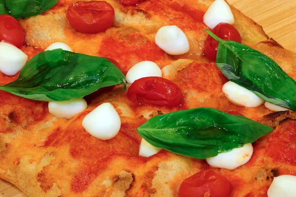 Pizza Focaccia Italiana Cotta Forno Legna Con Pomodori Formaggio Bufala — Foto Stock