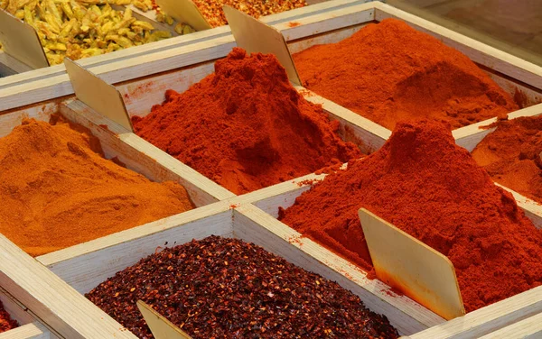 Kırmızı Biber Tozu Markette Satılık Diğer Sıcak Egzotik Baharatlar — Stok fotoğraf