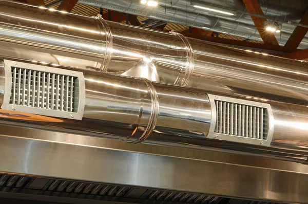 Acélcső Fúvókával Ipari Légkondicionáló Rendszer Légkivezetéséhez — Stock Fotó