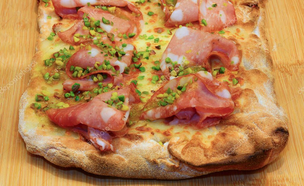 focaccia llamada PINSA en italiano con Mortadella Salami y granos de