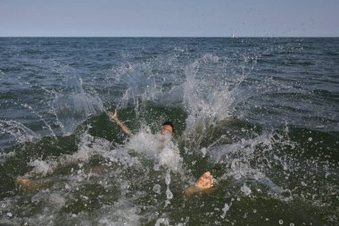 Denizin ortasına dalıp yazın bir sürü su fışkırtan çocuk.