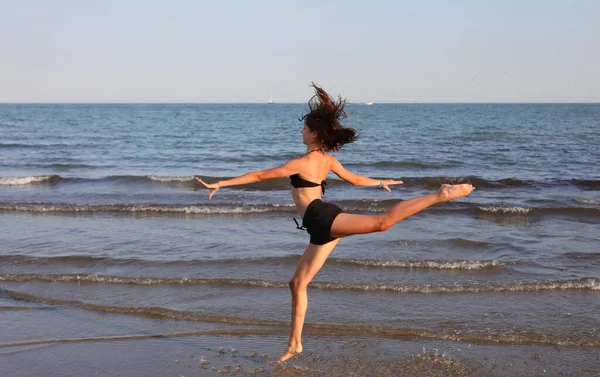 Junges Mädchen Mit Langen Beinen Springt Sommer Ans Meer — Stockfoto