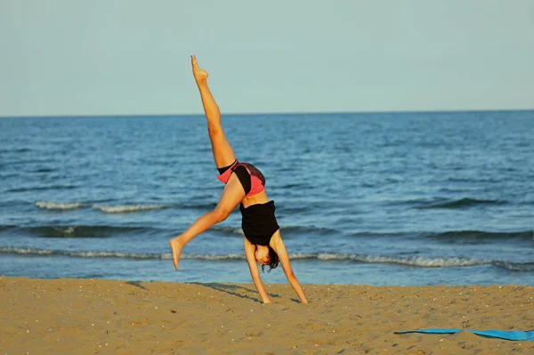 瘦小的女运动员在夏天做体操 — 图库照片