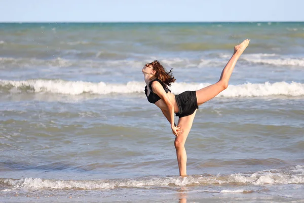 Girl Does Gymnastic Exercises Sandy Beach Sea Summer — Stock Photo, Image