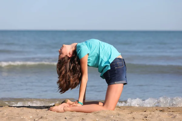 Młoda Szczupła Dziewczyna Niebieskiej Koszulce Krótkich Spodenkach Robi Gimnastyczne Ćwiczenia — Zdjęcie stockowe