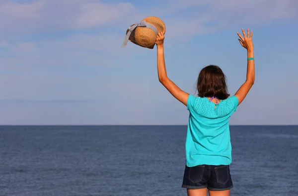 Chica Joven Saluda Con Sombrero Paja Hacia Mar —  Fotos de Stock