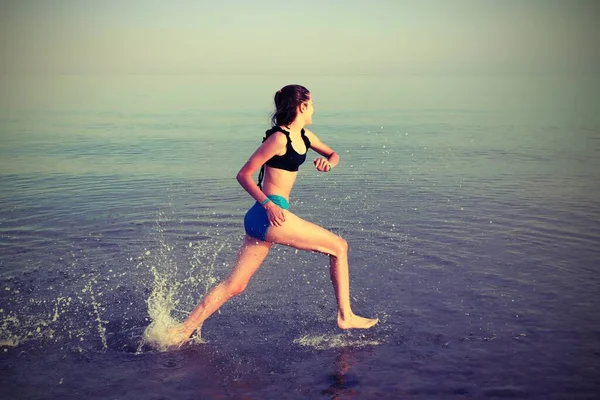 Νεαρή Κοπέλα Τρέχει Προπόνηση Δίπλα Στη Θάλασσα Παλιό Τονισμένο Αποτέλεσμα — Φωτογραφία Αρχείου