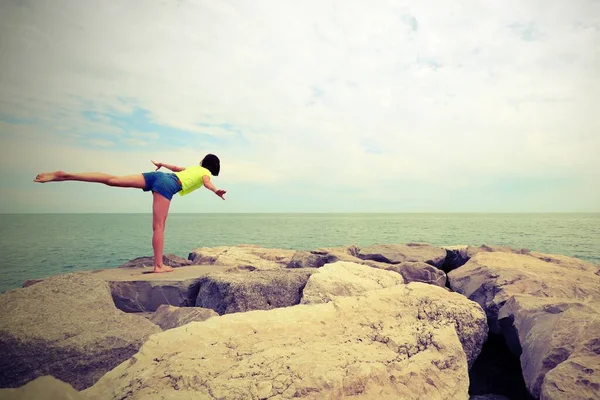 Ung Flicka Utför Gymnastiska Övningar Klipporna Vid Havet Med Antik — Stockfoto