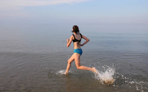 Młoda Dziewczyna Biegająca Wodzie Morskiej Latem Podczas Treningu Sportowego — Zdjęcie stockowe