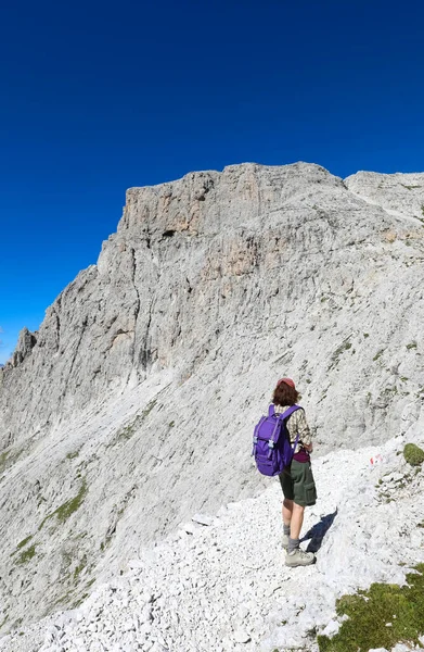 Mujer Joven Con Mochila Camina Camino Grava Los Alpes — Foto de Stock