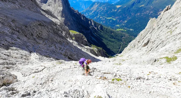 Jovem Caminha Trilha Das Dolomitas Nos Alpes Europeus Cordilheira Chamada — Fotografia de Stock