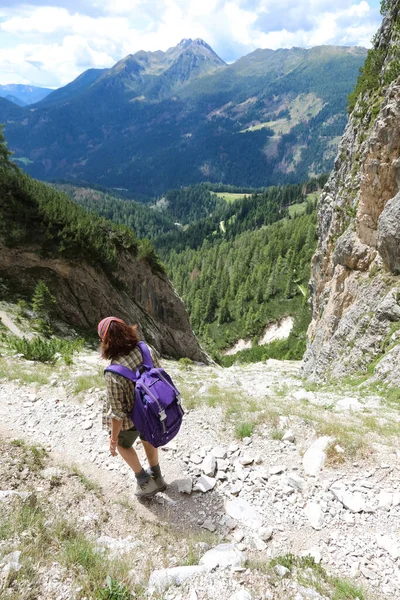 Νεαρή Γυναίκα Πεζοπόρος Περπατώντας Στο Μονοπάτι Στα Ιταλικά Βουνά Καλοκαίρι — Φωτογραφία Αρχείου