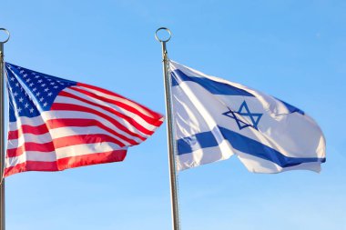 Amerika Birleşik Devletleri ve İsrail bayrağı el sallıyor.