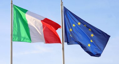 İtalya ve Avrupa Birliği 'nin iki büyük bayrağı sallanıyor.