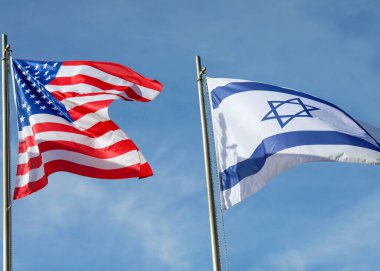 Amerika Birleşik Devletleri bayrağı ve İsrail dalgalanması