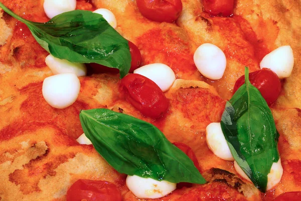 Pizza Focaccia Italiana Cocida Horno Leña Con Tomates Queso Búfalo —  Fotos de Stock