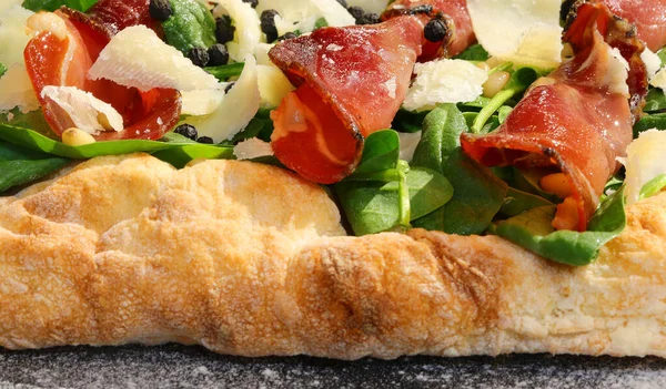 Detalle Pizza Italiana Con Queso Grana Copos Queso Rucola Salami —  Fotos de Stock