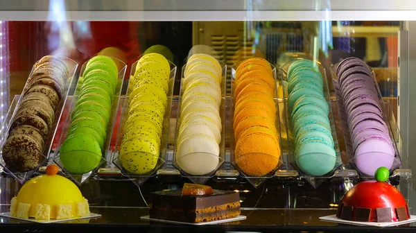 Sok Cukrászsütemények Úgynevezett Macarons Cukrászati Különlegesség Jellemző Franciaországra — Stock Fotó