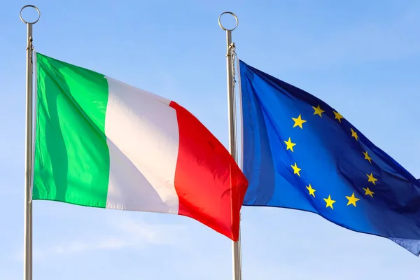 Due Grandi Bandiere Sventolanti Italia Unione Europea — Foto Stock