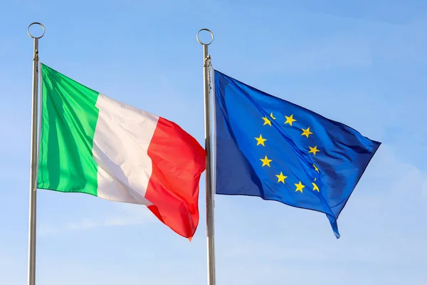 Dvě Velké Vlnící Vlajky Itálie Evropské Unie — Stock fotografie