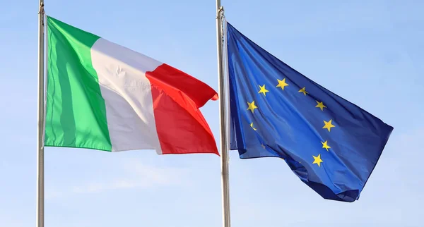 Duas Grandes Bandeiras Ondulantes Itália União Europeia — Fotografia de Stock
