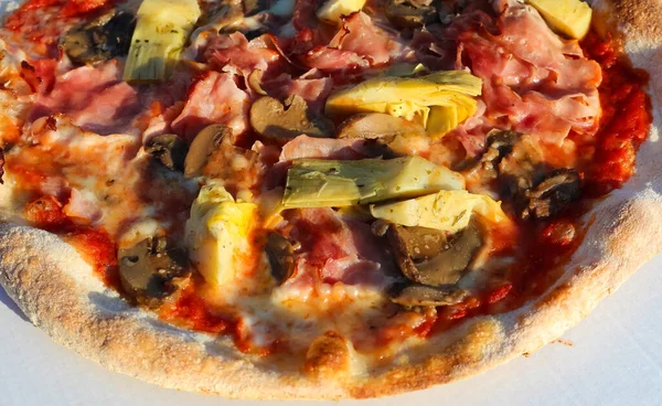 Italiaanse Pizza Genaamd Capricciosa Dat Betekent Grillig Bij Pizzeria — Stockfoto