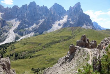 İtalya 'nın kuzeyindeki Dolomites dağ grubunda yaz mevsiminde İtalyan Alplerinin panoraması