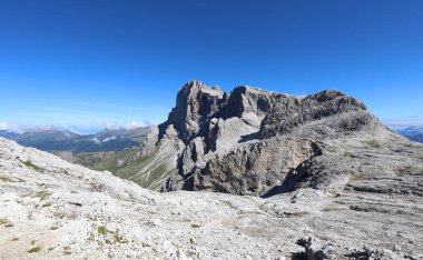 İtalya 'nın kuzeyindeki Dolomites dağ grubunda yaz mevsiminde İtalyan Alplerinin panoraması