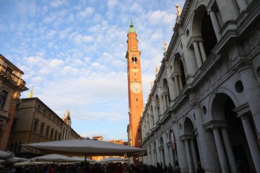 İtalya 'daki VICENZA CITI Saat Kulesi ve Pazar Stalls of Market