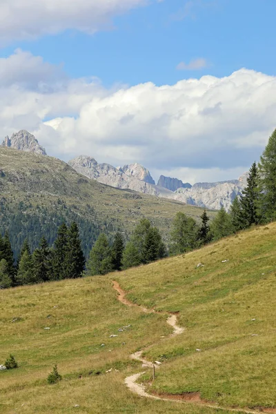 夏天意大利北部白云石山脉的意大利阿尔卑斯山中的远足小径 — 图库照片