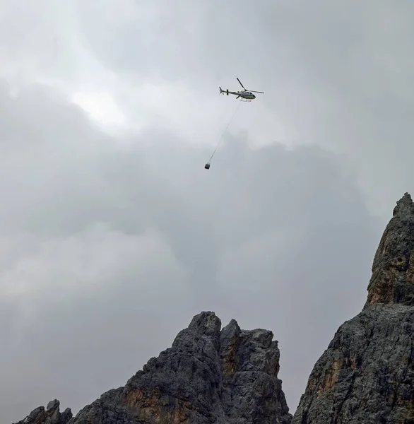 Helicóptero Volando Con Carga Colgando Medio Las Montañas Durante Misión — Foto de Stock