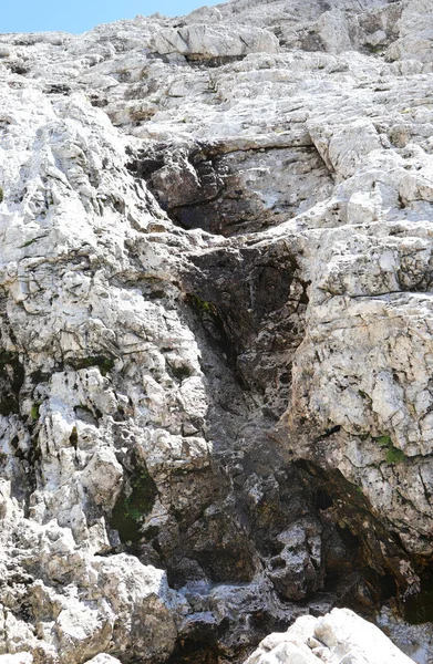 Słodka Woda Źródlana Przepływająca Między Skałami Alp Europejskich Podczas Rozmrażania — Zdjęcie stockowe