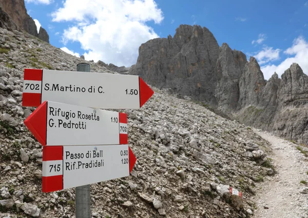 Strzałki Ścieżek Włoskimi Nazwami Gór Alpach Północnych Włoszech Latem — Zdjęcie stockowe
