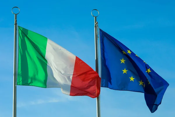Dvě Velké Vlnící Vlajky Itálie Evropské Unie — Stock fotografie