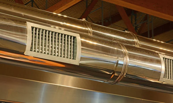 Acélcső Nagy Fúvókával Ipari Légkondicionáló Rendszer Légkivezetéséhez — Stock Fotó
