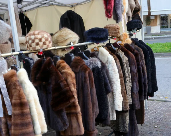 Usato Pelliccia Vestiti Invernali Vendita Nel Chiosco Del Mercato Delle — Foto Stock