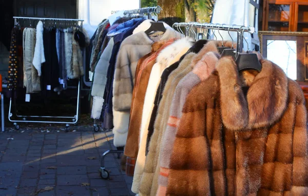 Pelzmantel Und Winterbekleidung Zum Verkauf Auf Dem Outdoor Markt — Stockfoto