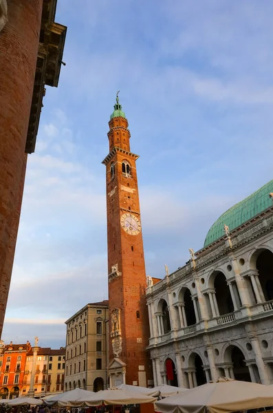意大利Vicenza City钟楼及街市档位 — 图库照片