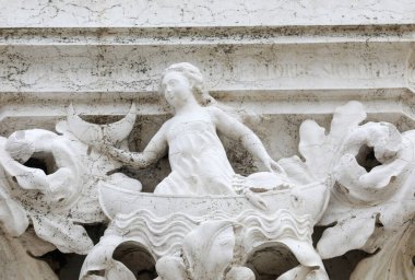 Antik Heykel, Venedik 'teki Ducal Palace' ın bir sütununda Ay 'ın oluşumunu sembolize eder.