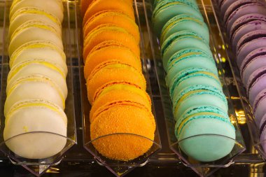 MACARONS adlı birçok hamur işi Fransa 'nın tipik şekerleme spesiyalitesidir.