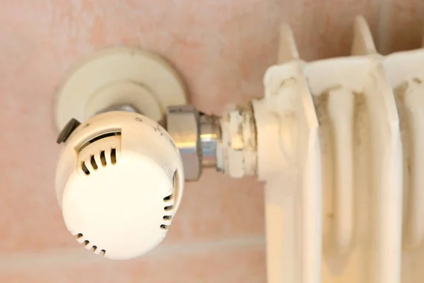 Katup Termostatik Putih Untuk Mengatur Suhu Radiator Untuk Menghemat Energi — Stok Foto