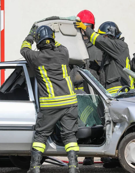 Strażacy Zdejmują Dach Rozbitego Samochodu Wypadku — Zdjęcie stockowe