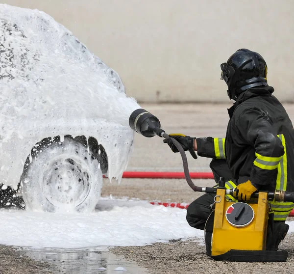 Pompier Avec Une Mousse Éteindre Incendie Dans Voiture Écrasée Après — Photo