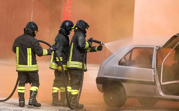 Brandmän Släcker Den Kraschade Bilens Brand Efter Trafikolyckan — Stockfoto