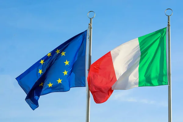 Twee Grote Wuivende Vlaggen Van Italië Europese Unie — Stockfoto