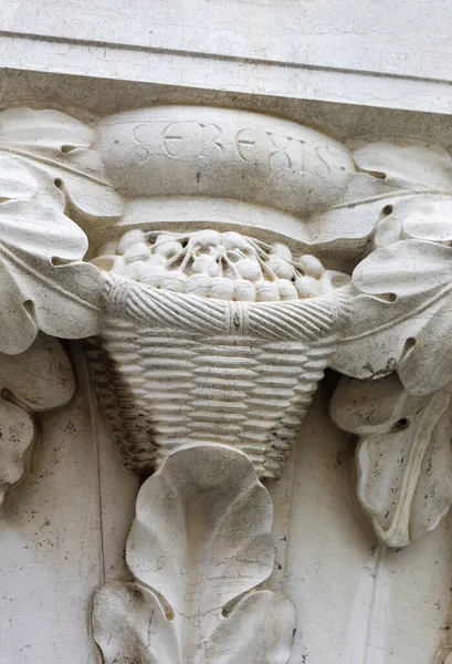 在意大利王宫的一根柱子上刻有 Serexis 字样的雕塑 意即威尼斯威尼斯的威尼斯方言樱桃 — 图库照片