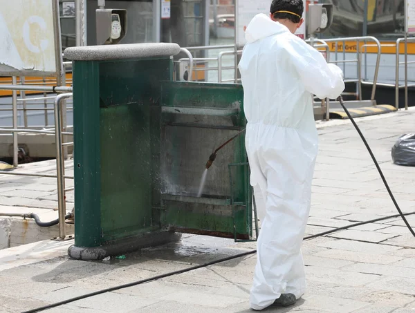 Trabajador Durante Limpieza Mobiliario Urbano Ciudad Con Potente Chorro Limpiador —  Fotos de Stock