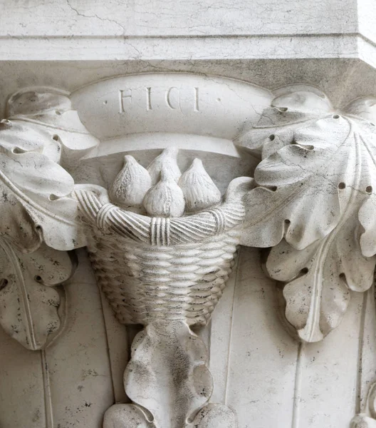 ドージェ宮殿の列にヴェネツィアの方言でFigsを意味する書き込みFiciと彫刻 — ストック写真