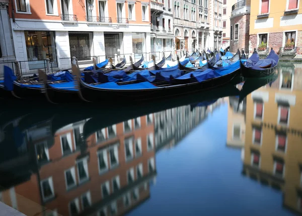 Muitos Barcos Gondole Veneza Sem Pessoas Devido Bloqueio Itália Reflexão — Fotografia de Stock